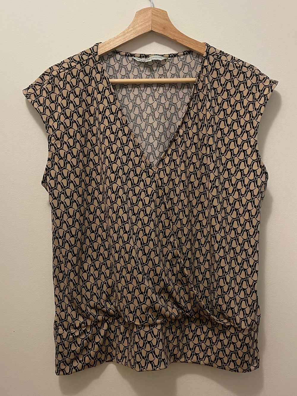 cleo PETITES Sleeveless V-Neck Printed Top in Beige and Black